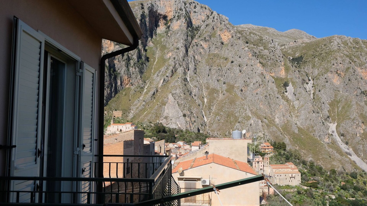 Isnello Apartment | Dolce-Vista, close to great hiking trails and the sea!