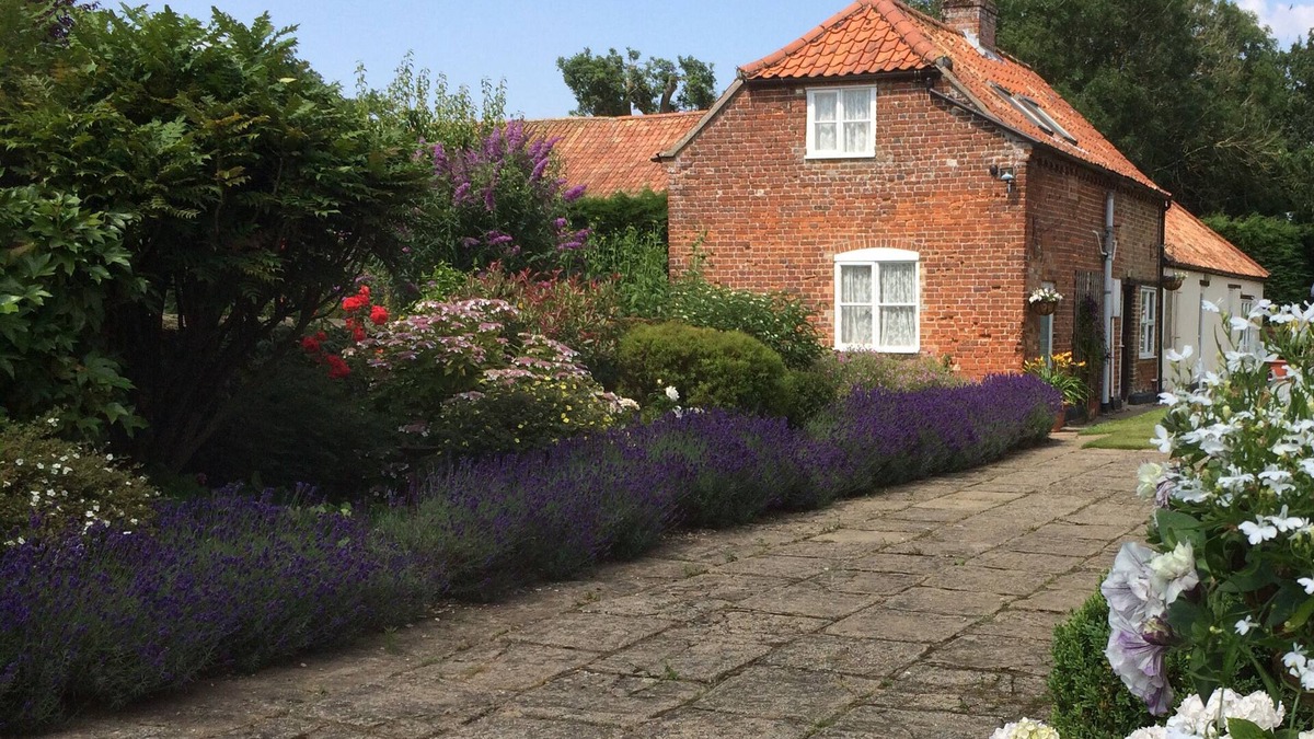 Thetford Cottage | Dolls House Cottage - Self Contained Cottage, Beautiful Garden, Ample Parking