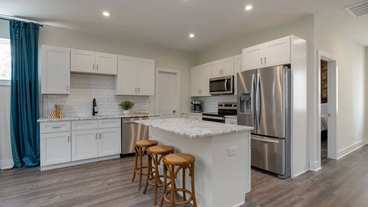 Whitebridge House | Dolly's Daydream - Rooftop Deck - Mins to Downtown – Sleeps 8