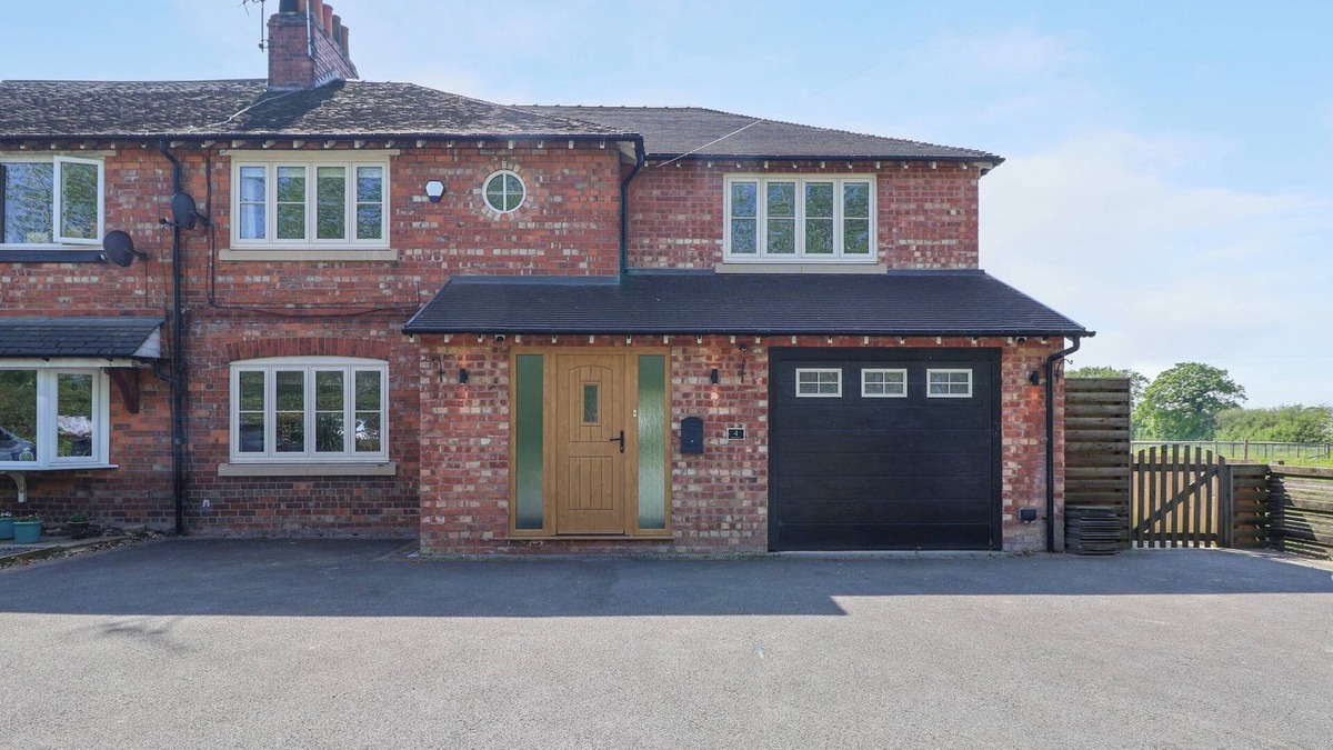 Warmingham Cottage | DOLLY'S HOUSE, family friendly, with a garden in Sandbach