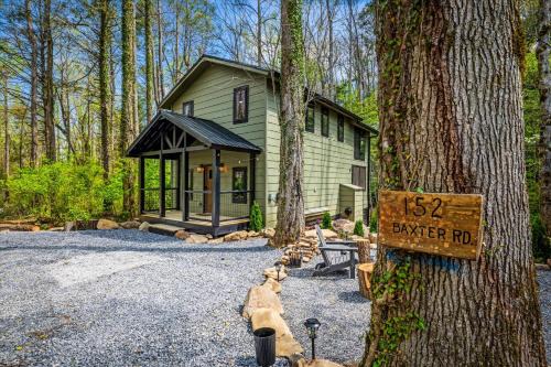 Rocky Grove House | Dollys Retreat & The Greenhouse - 450ft to trails