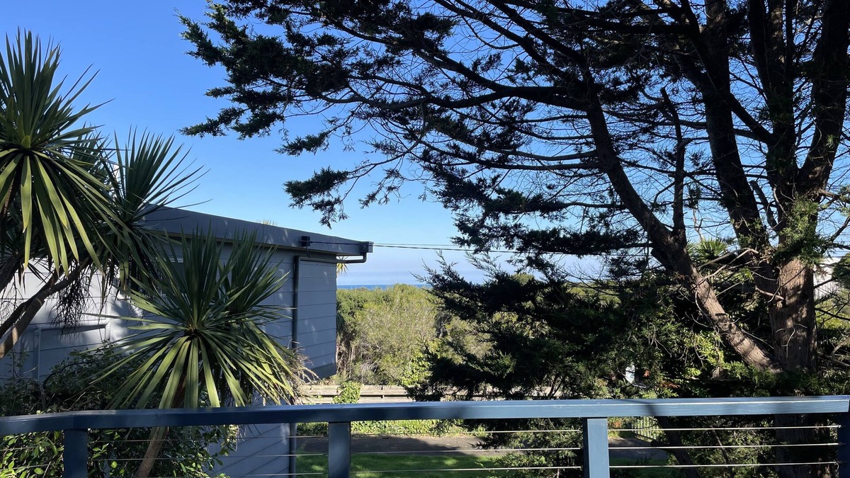 Smiths Beach House | Dolphin Cottage - Dog Friendly* Free WIFI Ocean Views. 5 min walk to beach!