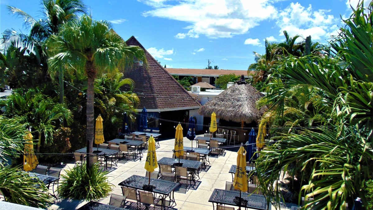 Caloosahatchee Hotel | Dolphin Key Resort