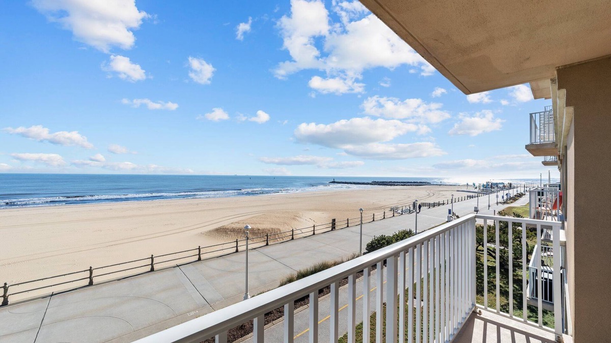 Northeast Virginia Beach Condo | Dolphin Run Unit 304