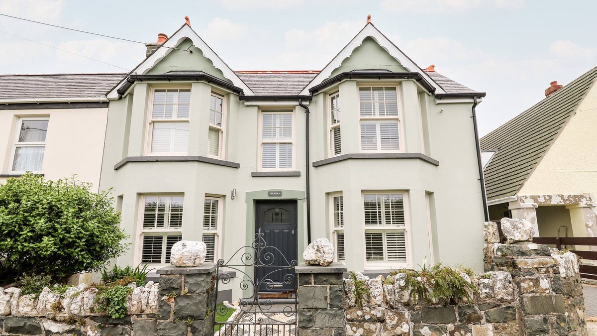 Dinas Cross Cottage | DOLWERN, family friendly, country holiday cottage in Dinas Cross
