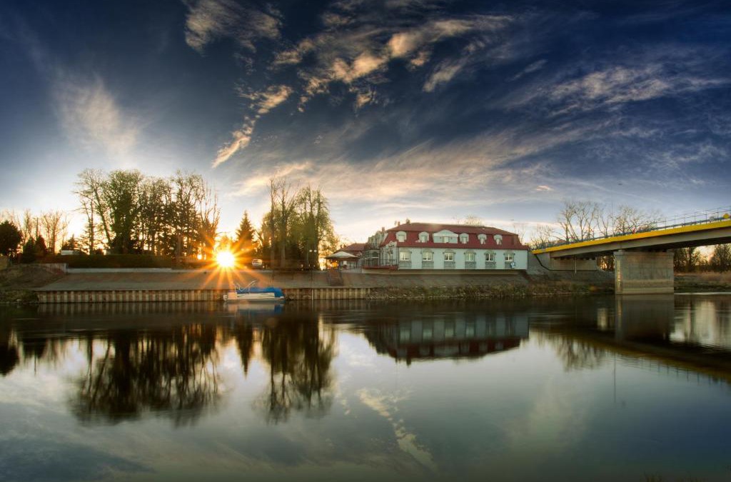Skwierzyna Hotel | Dom nad rzeką