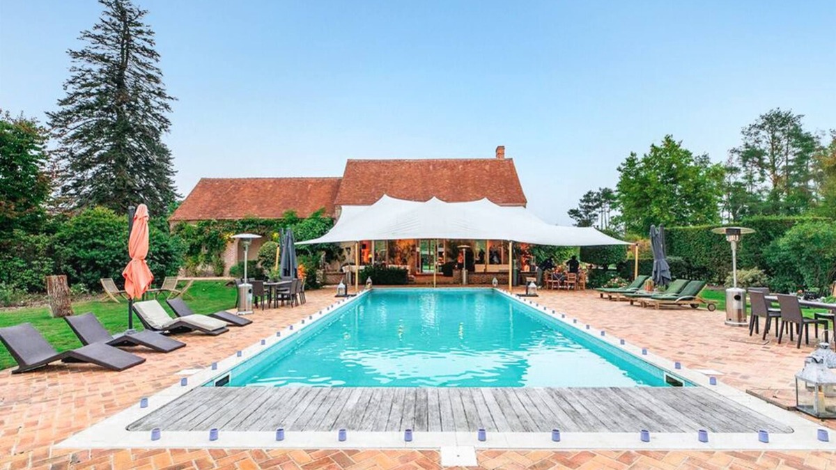 Villeherviers House | Domain in small town