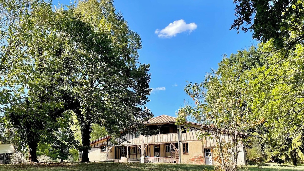 Betbezer-d'Armagnac Bed & Breakfast | Domaine Bourgade. Room in typical Landaise/breakfast.