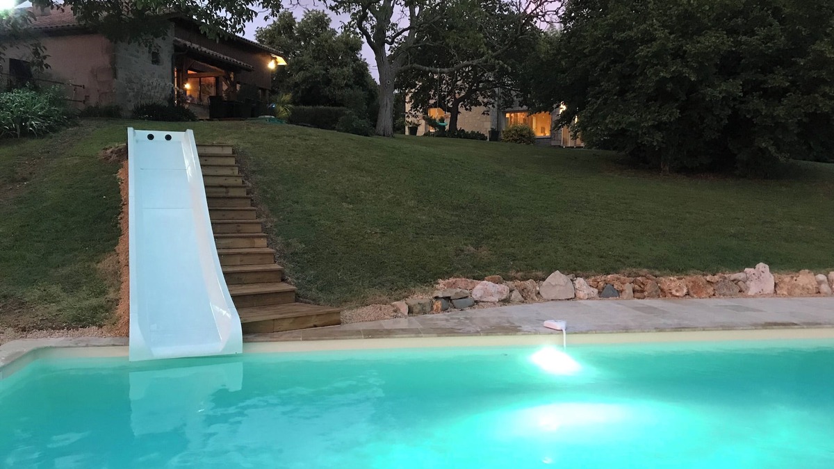 Saint-Pastour House | Domaine de 2 Gites, Piscine et Toboggan de 7 Mètres Pour Petits et Grands!