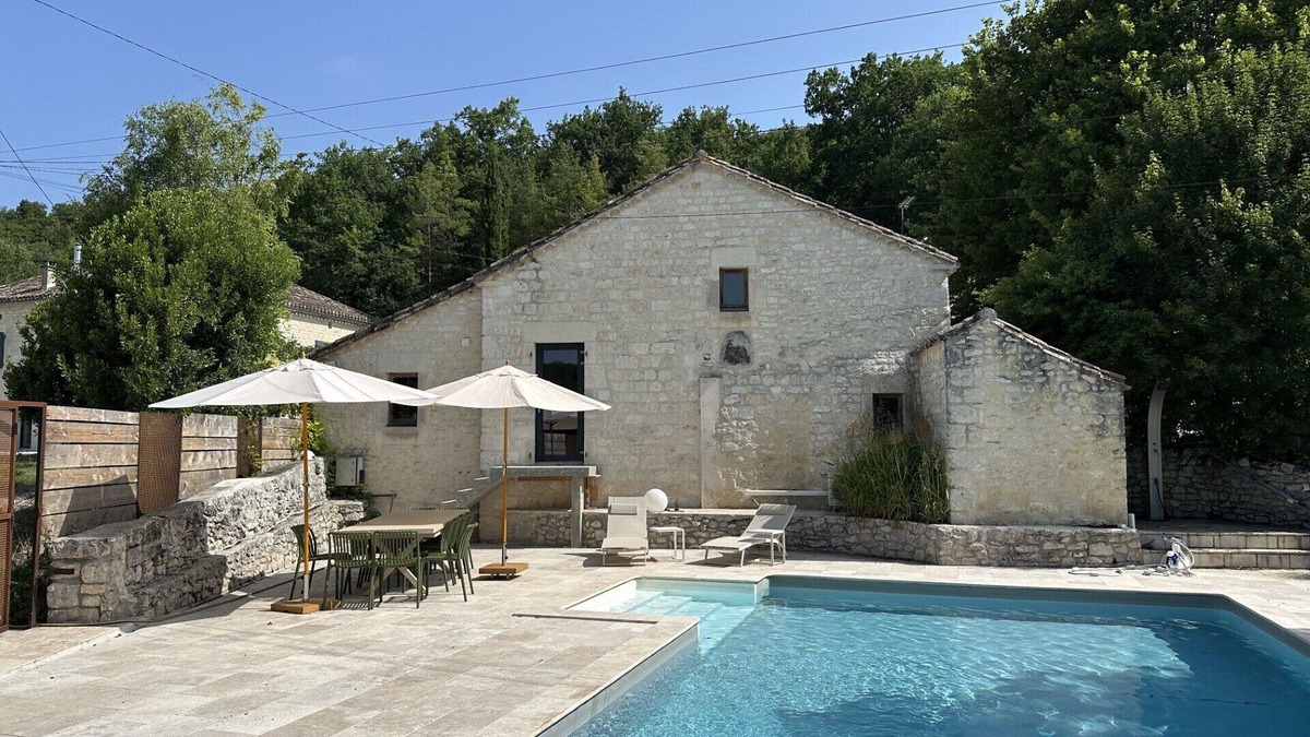 Cezac House | Domaine de Péroline: Swimming pool and Jacuzzi