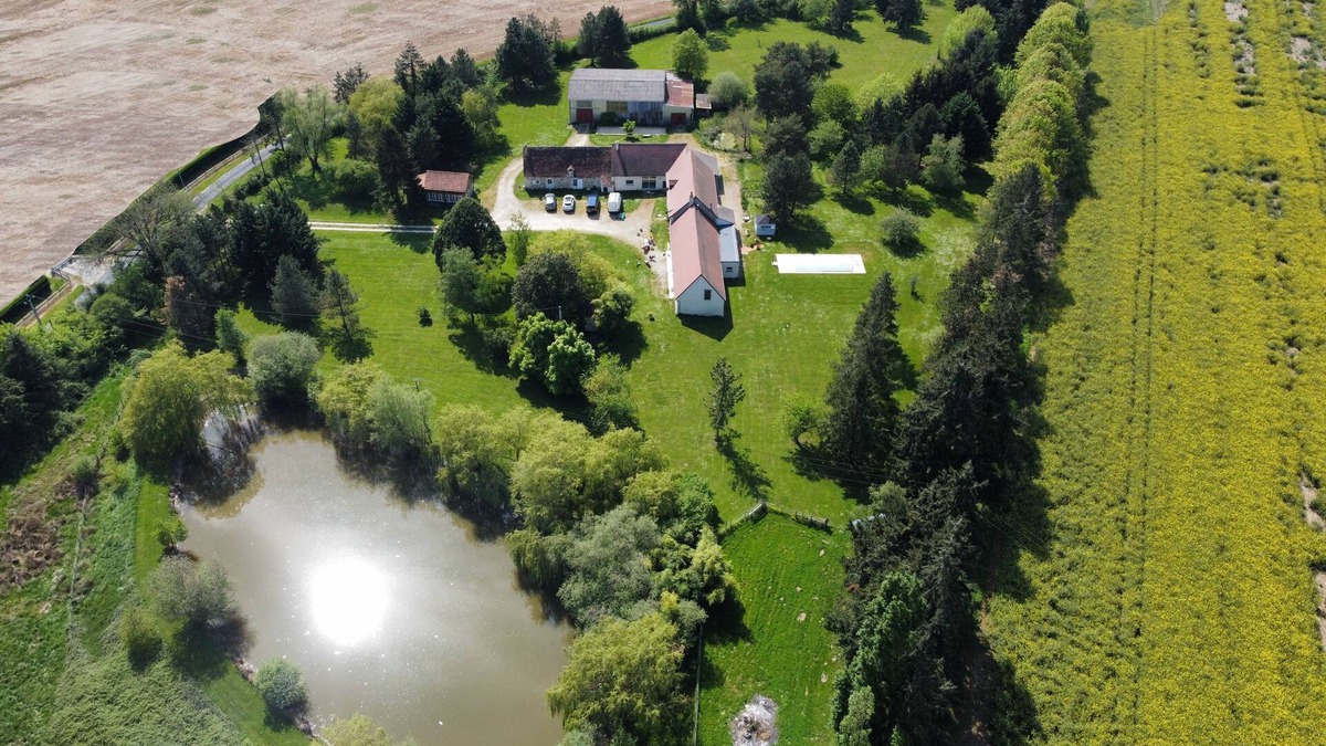 Saint-Medard House | Domaine de Saint Marc. Grande longère au bord de son étang au milieu des champs