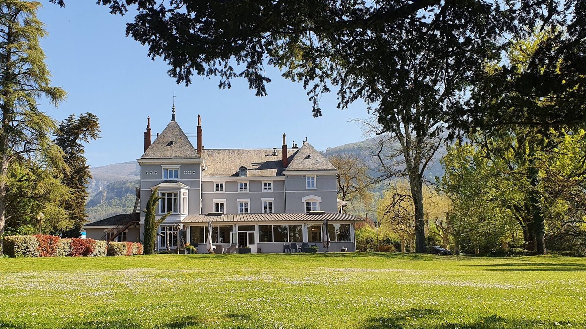 Villebois Hotel | Domaine des Cèdres : Hôtel, Gîtes et Insolites