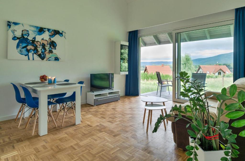 Milkow House | Domek Ale Fajnie - taras z widokiem na góry