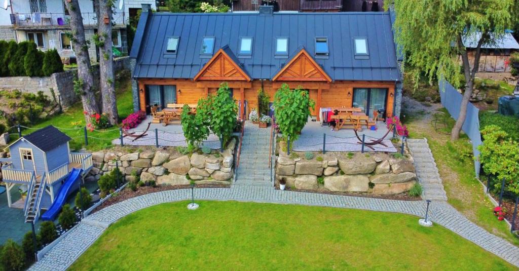 Szklarska Poreba Apartment | DOMEK SUDECKI ZAKĄTEK - 2 APARTAMENTY 7- os Z GORĄCĄ BALIĄ ZEWNĘTRZNĄ