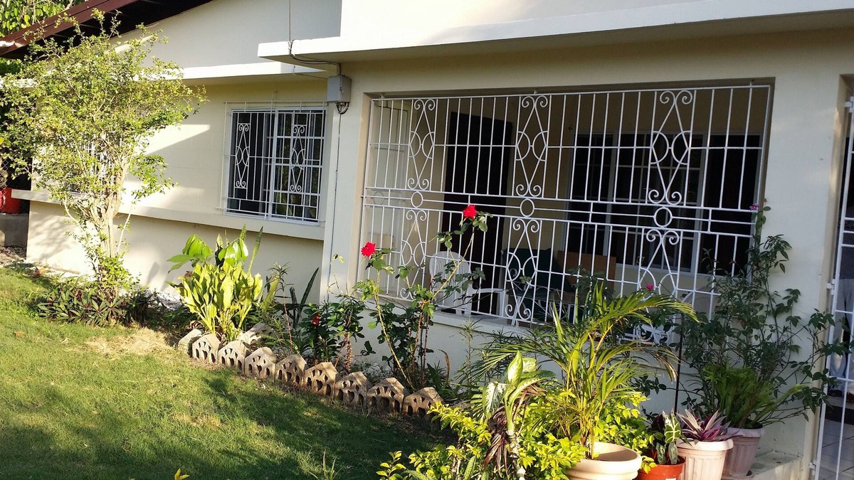 Spanish Town Zone House | *DOMINIQUE'S GETAWAY- JA. safe*wifi*parking*experience the REAL JAMAICA