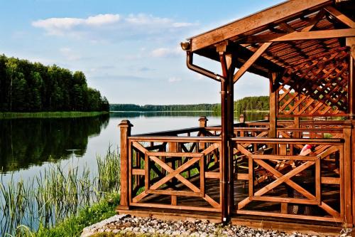 Wiartel Resort | Domki Mazurskie w Ogrodach Złotej Łani Wiartel - Klimatyczne Apartamenty i Pokoje Widokowe