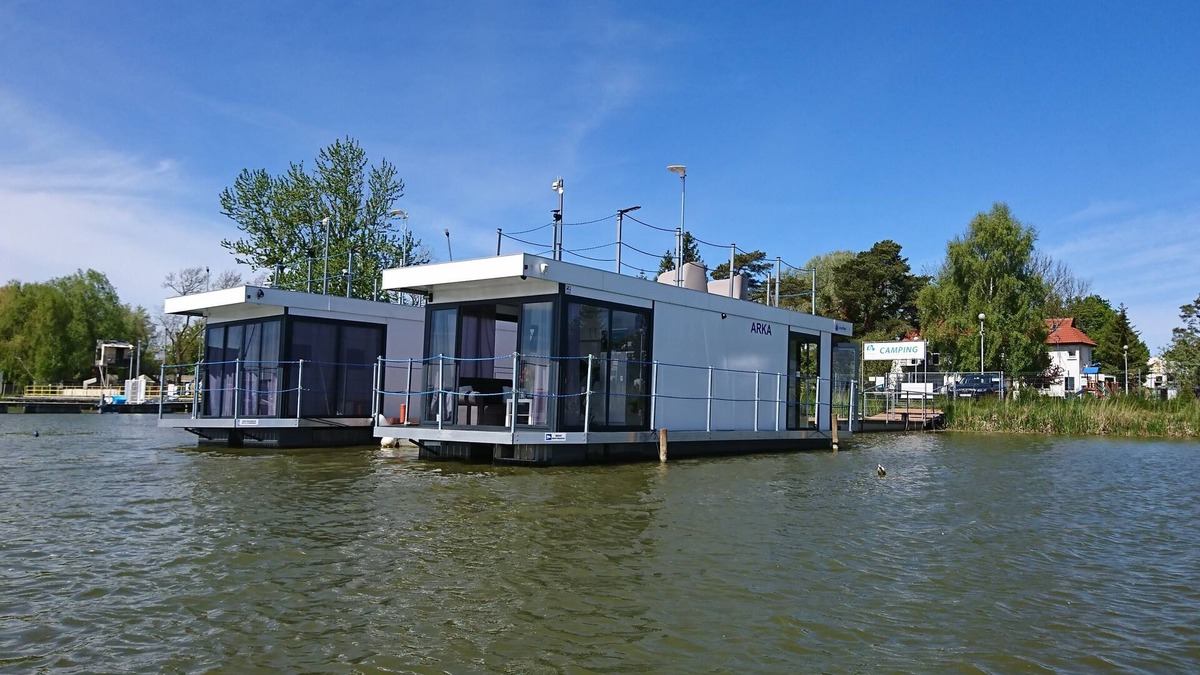Mielno Boat Rental | Domki na wodzie ARKA 1, rower wodny, do morza oraz centrum 400m