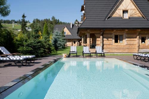 Bialka Tatrzanska Ski Chalet | Domki w Białce WOODHOUSE- Twój górski azyl przy stoku, z basenem i relaksem w saunie