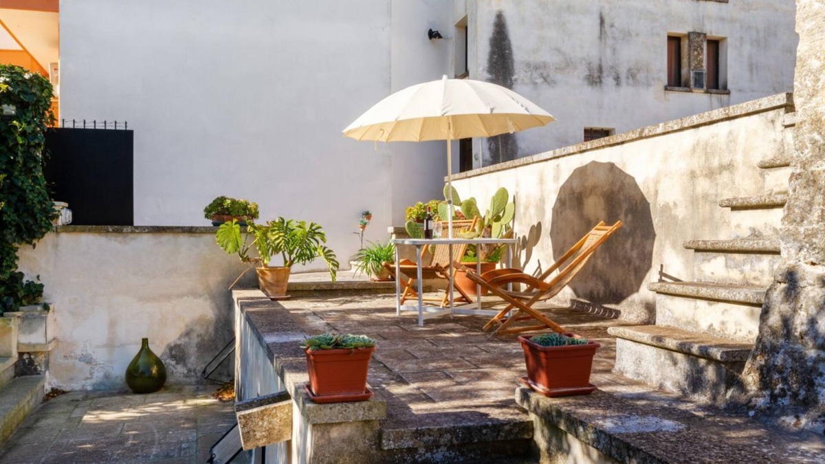 Squinzano Apartment | Domus Perrone with patio&garden! 10min from sea!