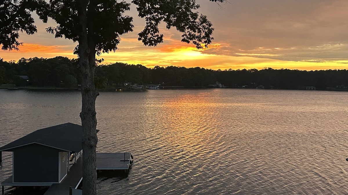 Henrico House | Don't miss this beautiful waterfront home on Pea Hill Creek in Lake Gaston!