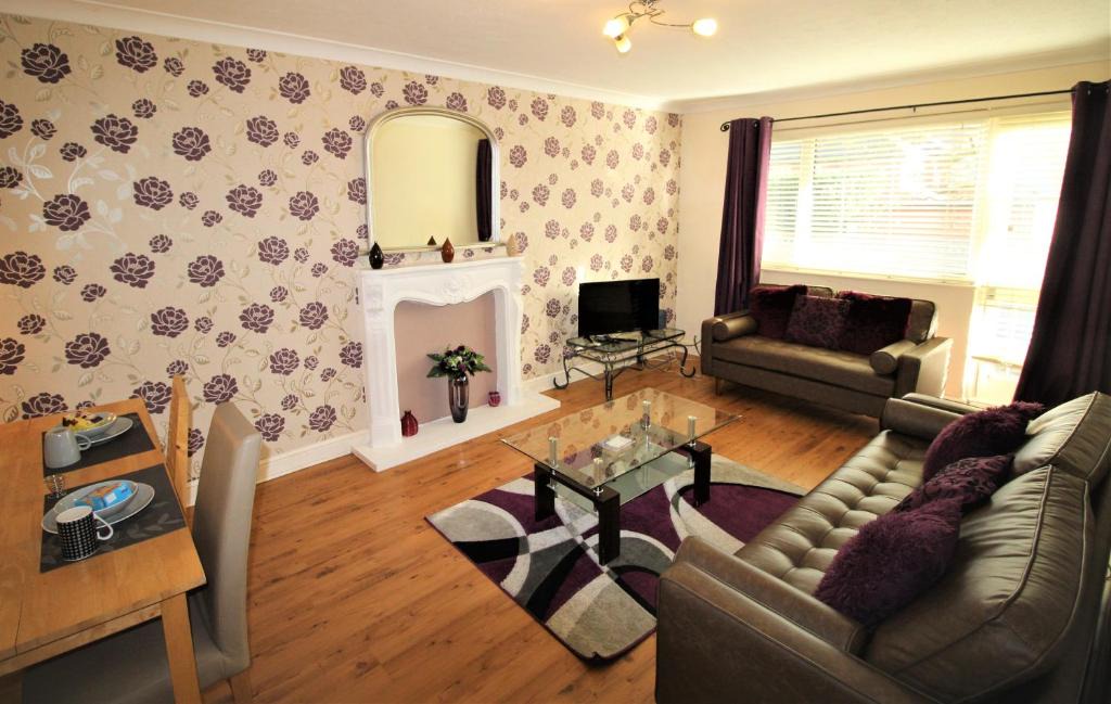 Doncaster Apartment | Doncaster - Boswell - Large Balcony Apartment - 2 Double Beds - 2 Bedrooms - Close to Town & Racecourse - Off Street Parking 2 Cars - Fast Wifi