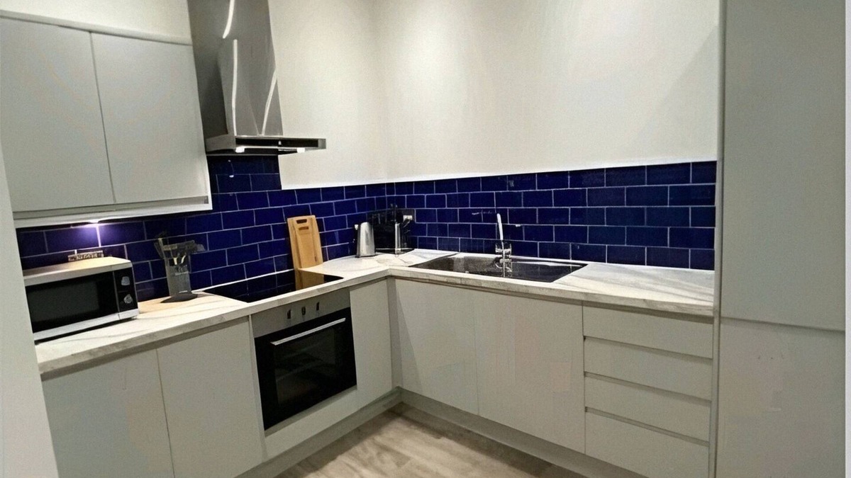Doncaster Apartment | Doncaster City Centre Deluxe Whole Apartment sleeps 4 D19