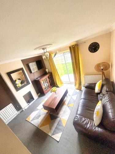 Kirk Sandall House | Doncaster - Hatfield - 2 Bed Semi - Private Garden & Parking 2 Cars - Quiet Cul De Sac Location - Dog Friendly - Fast Wifi - Close to Motorway Access