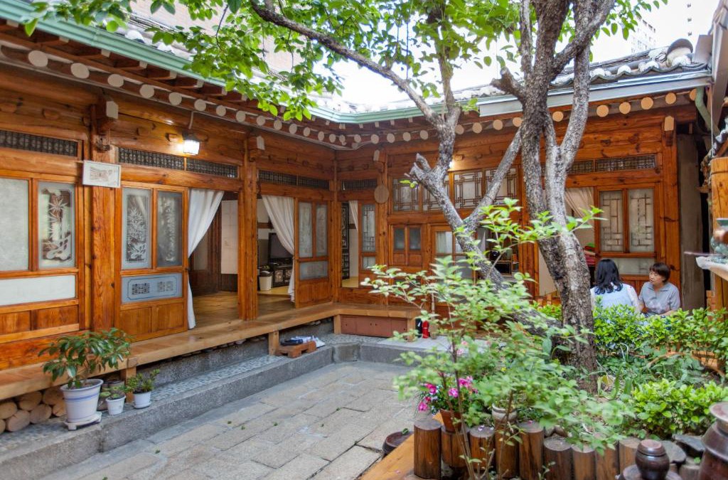 Sungin-dong House | Dongmyo Hanok Sihwadang - Private Korean Style House in the City Center with a Beautiful Garden