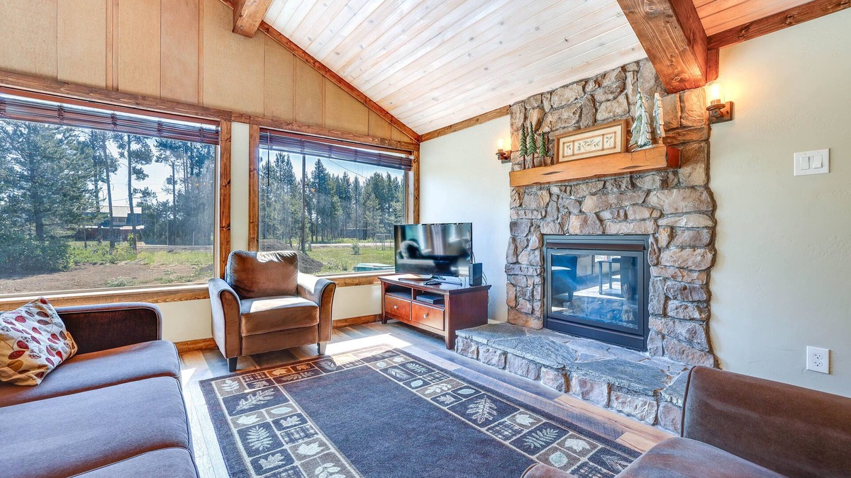 Donnelly Cabin | Donnelly Cabin w/Fire Pit: 5 Mi to Boat & Ski!