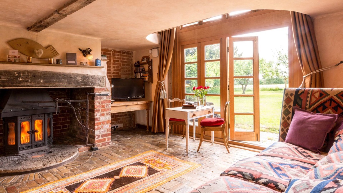 Sudbury Cottage | Dons Barn - A romantic holiday cottage with beautiful, beamed interiors. Wow.