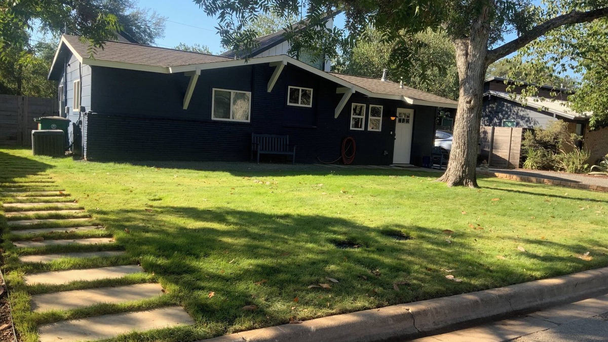 South Manchaca House | Don’t Mess With Texas! 3-Bedroom house in lovely South Austin with ice cold AC!