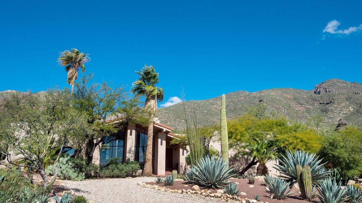 Sin Vacas House | Don’t miss out on this beautiful Tucson home. Ideal location/all the amenities