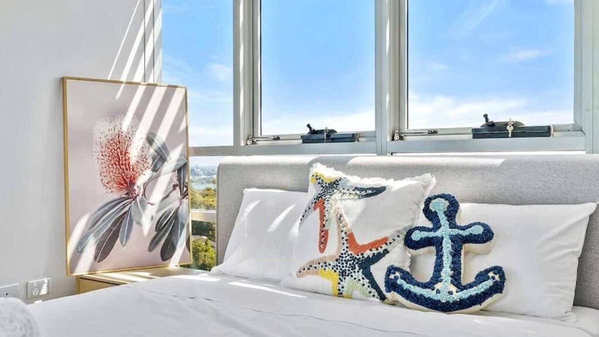 St. Leonards Apartment | Doorstep to Metro & Iconic Harbour Bridge View