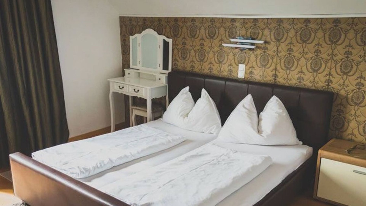 Seewalchen am Attersee House | Doppelzimmer mit Seeblick und Balkon - Hotel Litzlberger Keller