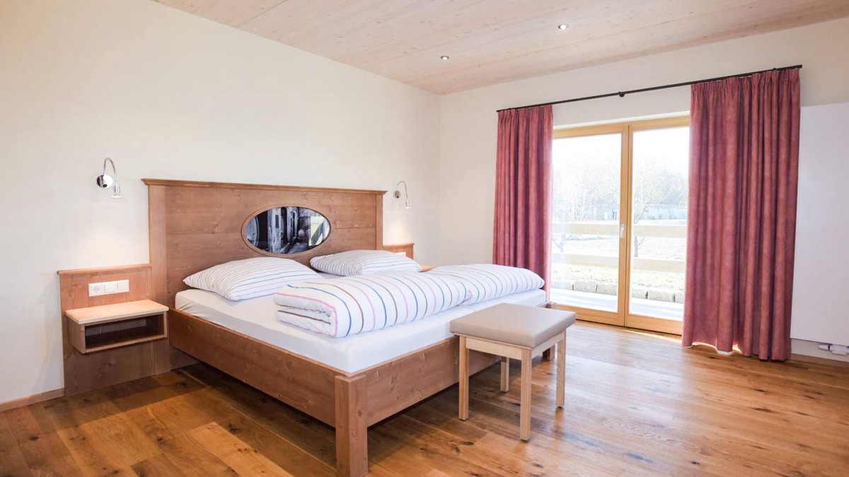 Baden-Baden Apartment | Doppelzimmer 28qm, mit Flachbild TV und Balkon