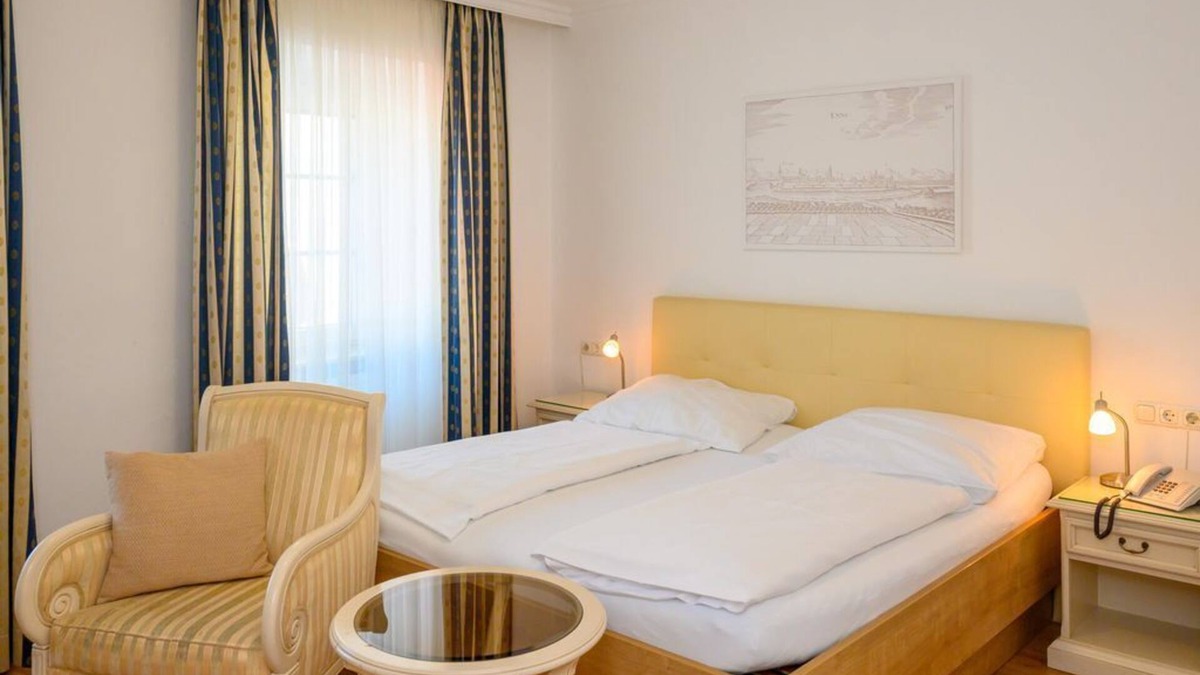 Enns House | Doppelzimmer, Dusche, WC - Appartement-hotel GH Zum Goldenen Schiff