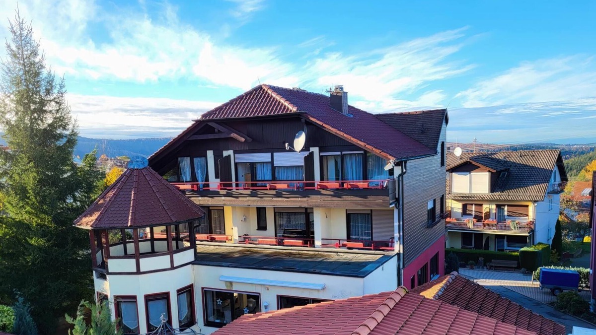 Rotensol Apartment | Doppelzimmer Landhotel Schönblick mit Balkon und Weiter Blick ins Grüne 06