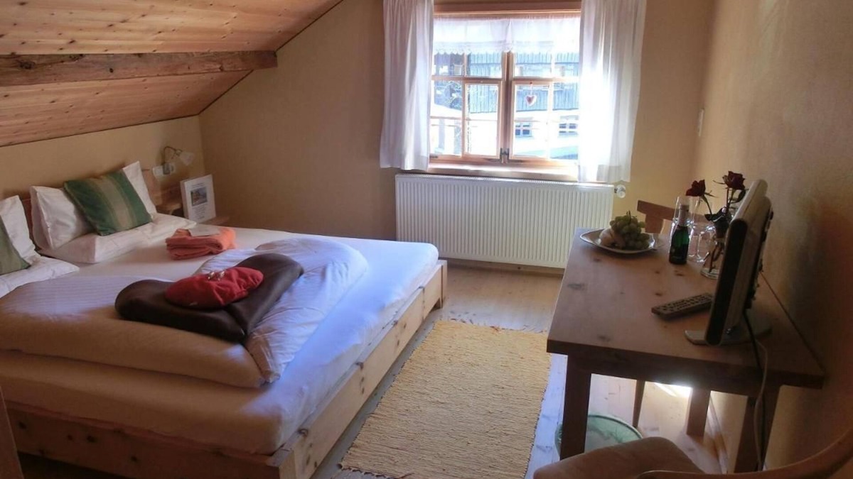 Mellau Apartment | Doppelzimmer Mörzelspitze - Denkmalgeschütztes Haus im Idyllischen Mellau - Nazes Hus
