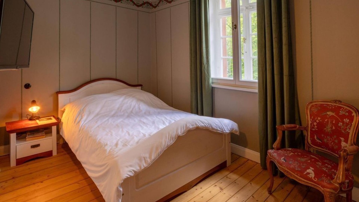 Ahutte Bed & Breakfast | Doppelzimmer mit Wandverzierung - Museumsbahnhof Ahütte