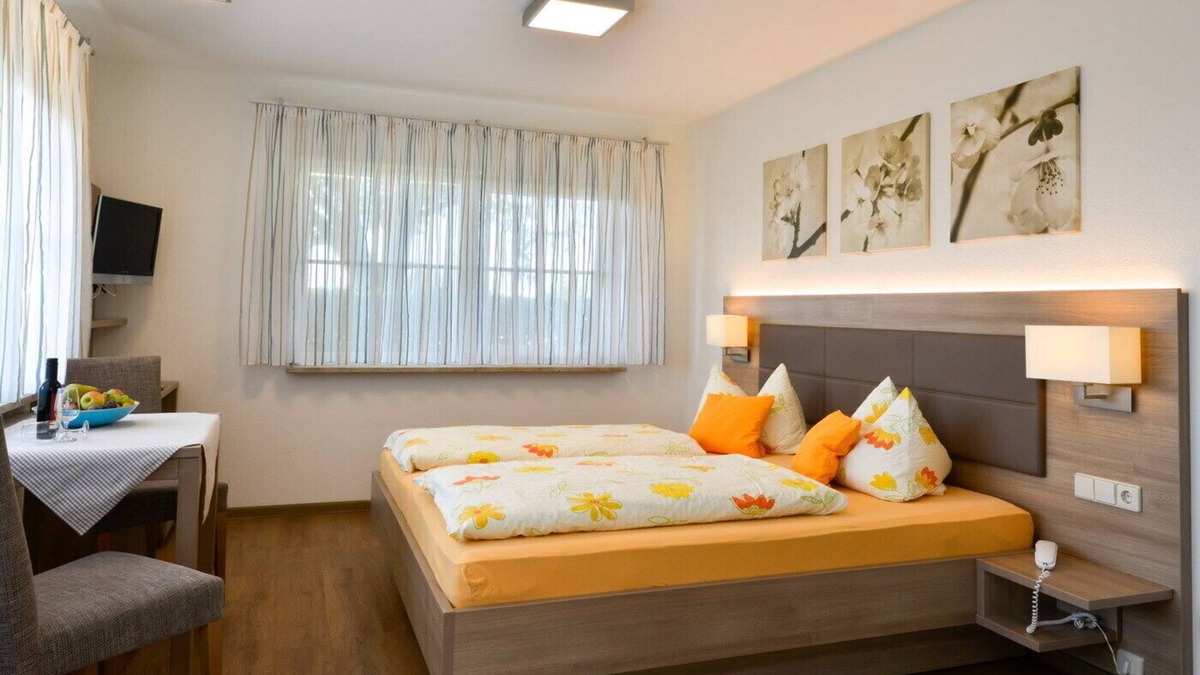 Opfingen Apartment | Doppelzimmer mit Dusche/WC und Terrasse