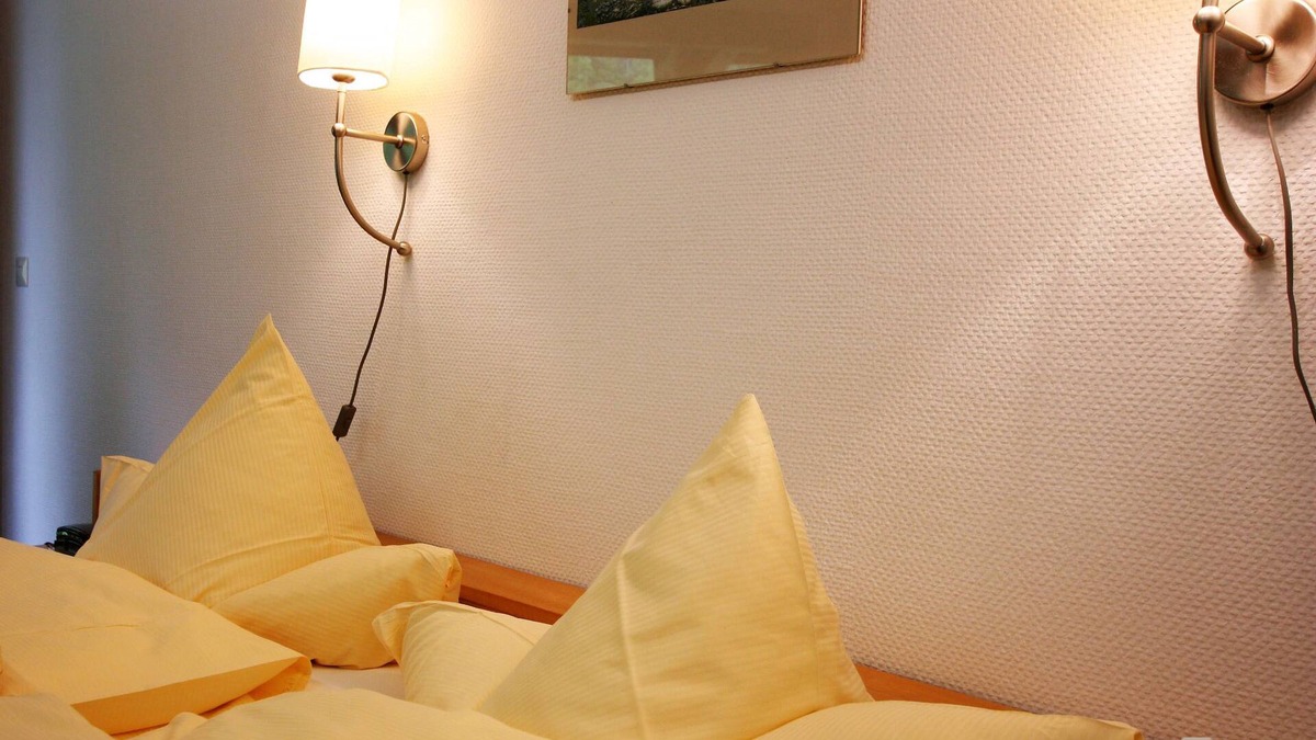Fahl Apartment | Doppelzimmer mit Dusche und WC, teilweise mit Balkon