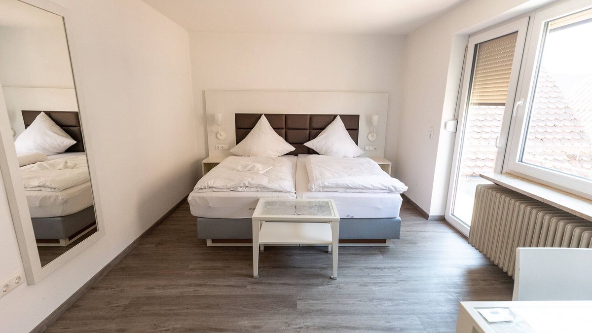 Hollfeld House | Doppelzimmer mit Kleiner Terrasse - Zi. 1 - Gasthof Schrenker