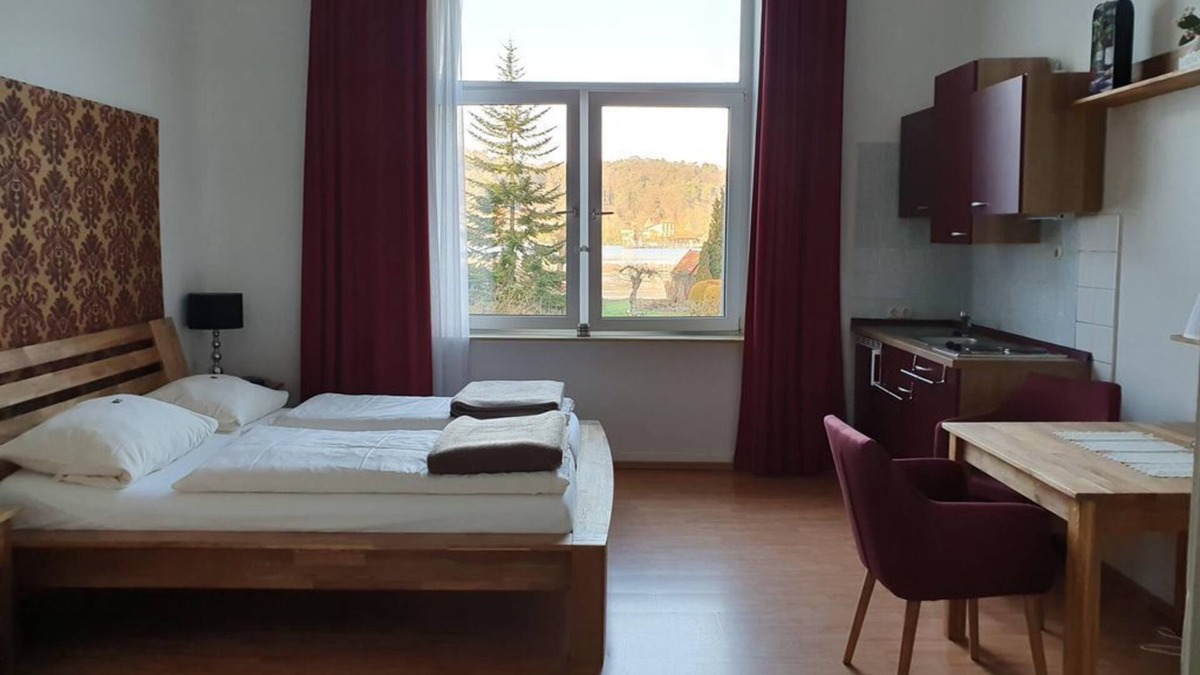 Moelln Bed & Breakfast | Doppelzimmer mit Seeblick - Pension Seeschlösschen