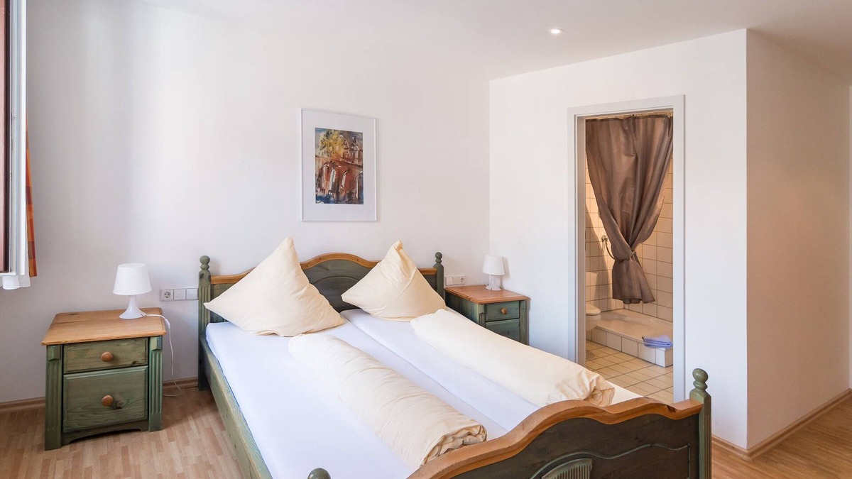 Calw Apartment | Doppelzimmer mit WC und Dusche