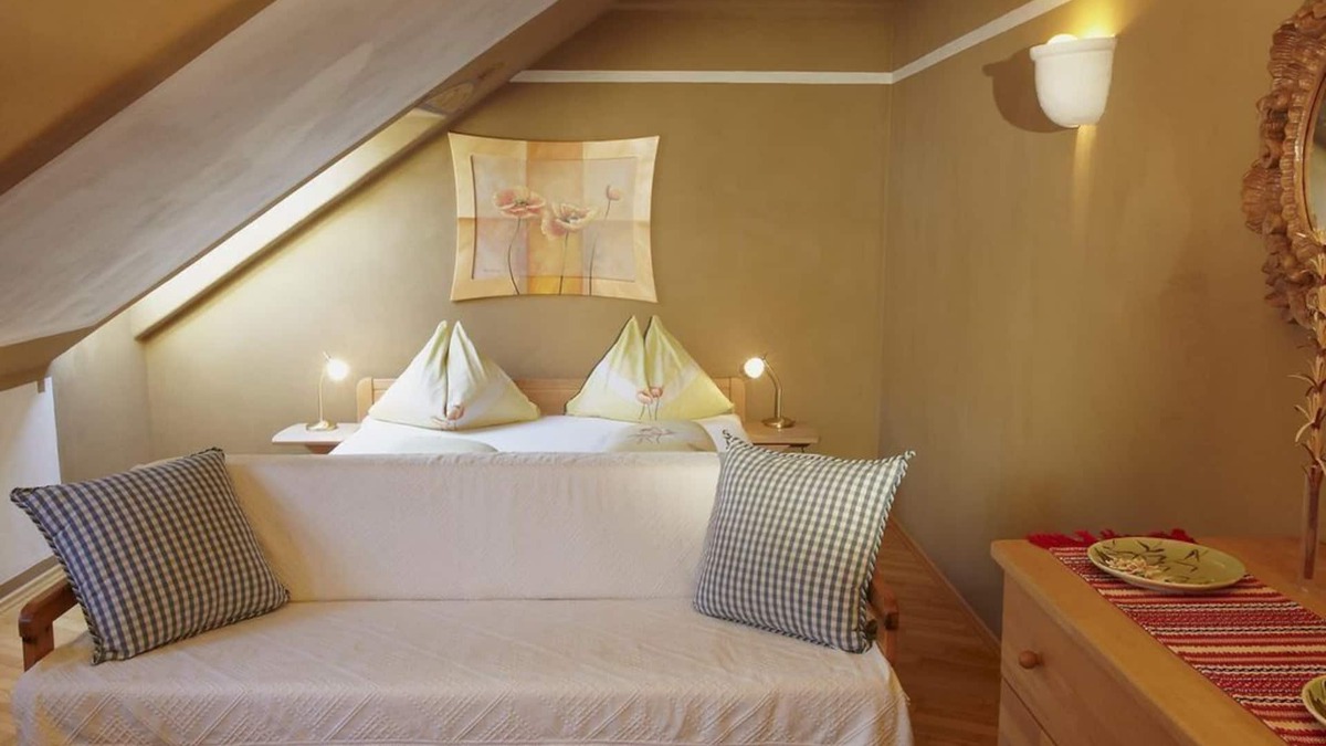 Eberstein House | Doppelzimmer Niklas-ilmar - Lehmbaudachzimmer - Biolandhaus Arche