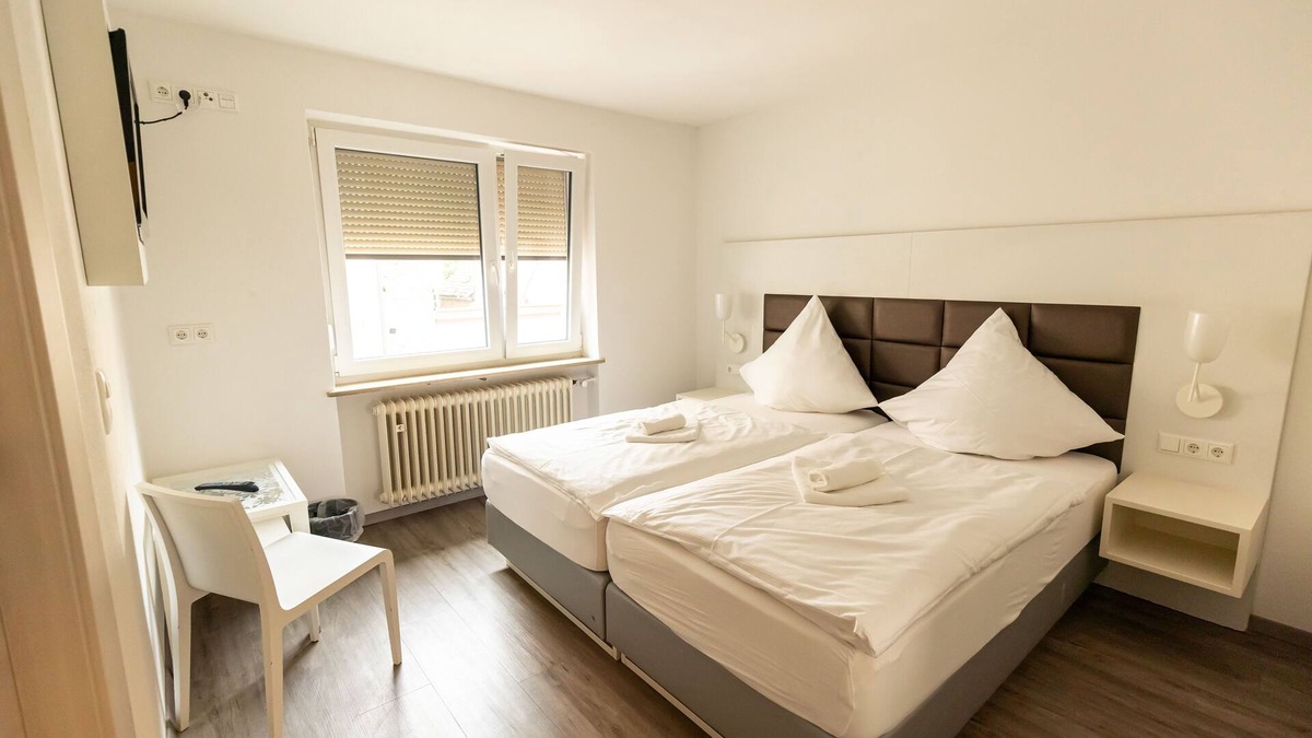Hollfeld House | Doppelzimmer Standard - Zi. 2 + 4 - Gasthof Schrenker