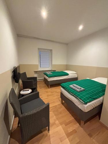Meine House | Doppelzimmer-TV-Bad- Kühlschrank-8