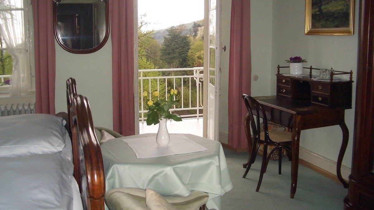 Badenweiler Apartment | Doppelzimmer "vogesenzimmer" mit Etagen-dusche und Balkon