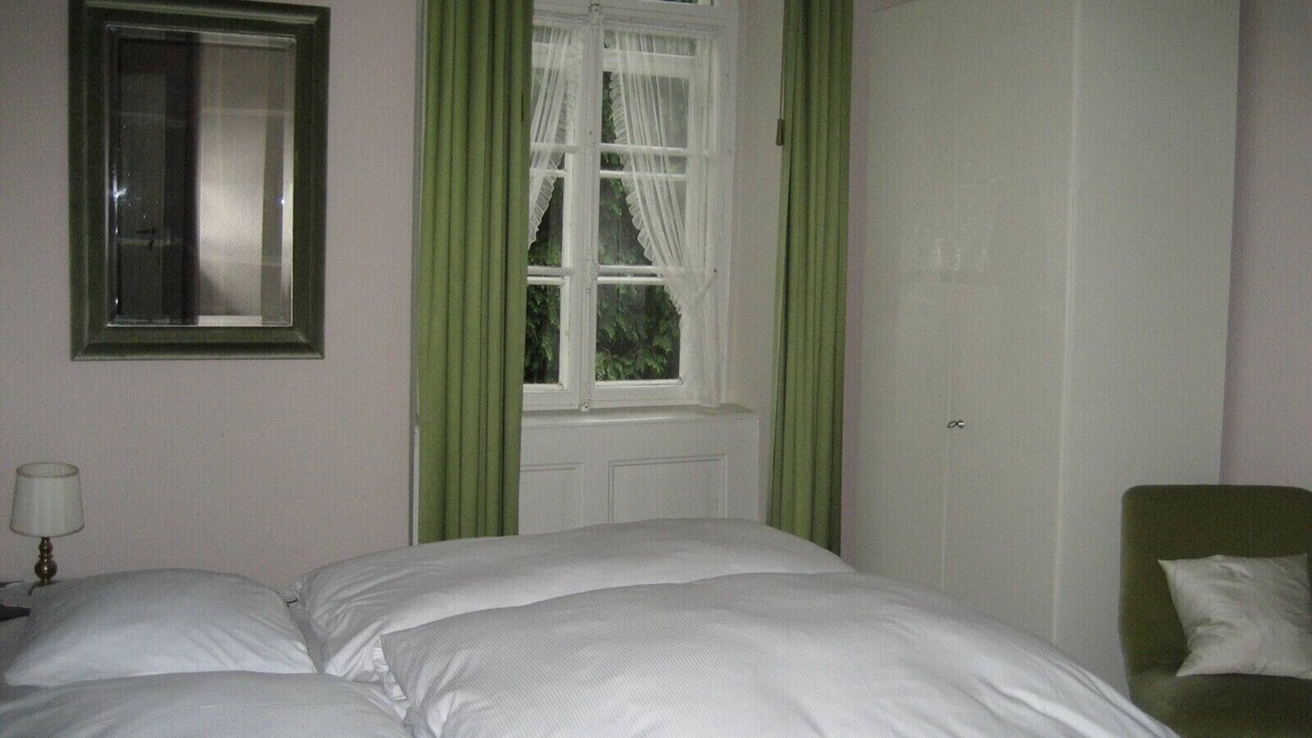 Badenweiler Apartment | Doppelzimmer "waldmooszimmer" mit Dusche/wc