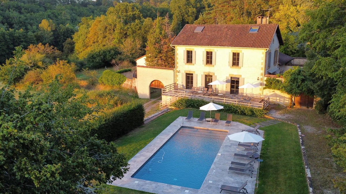 Vergt-de-Biron Villa | Dordogne/Le Cambou/13th generation family house/5 bds & a private pool